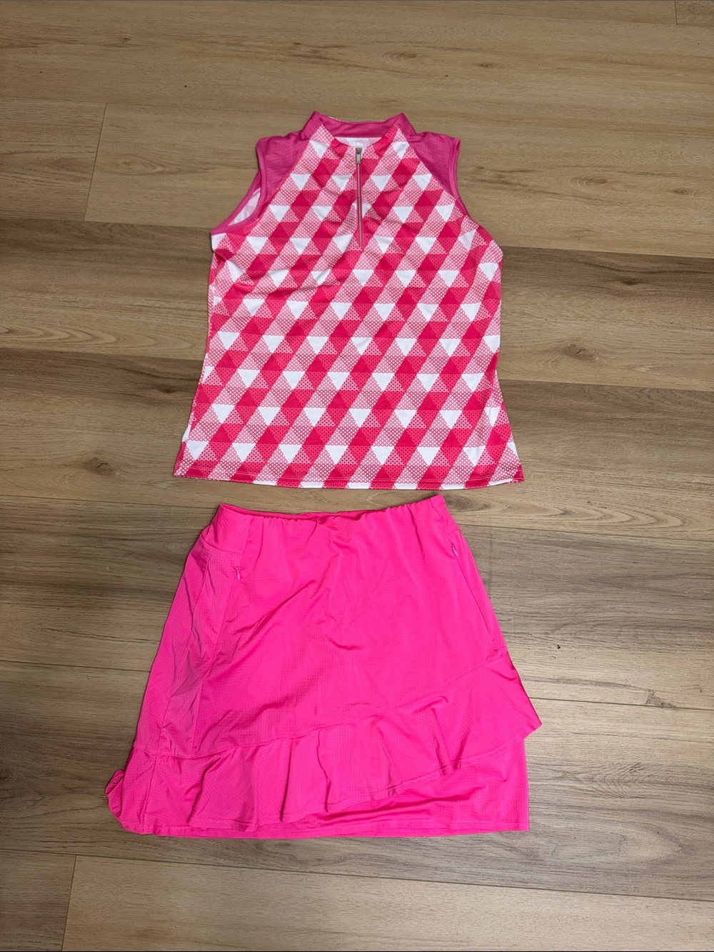 Tail Pink & White Sleeveless Women‘s Golf Shirt and Pink Skort.